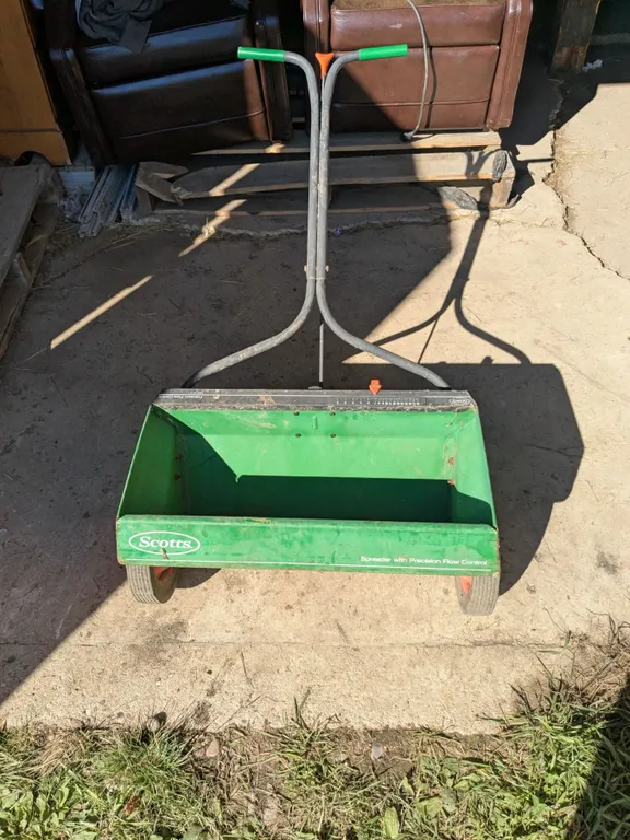 Grass seed/fertilizer spreader