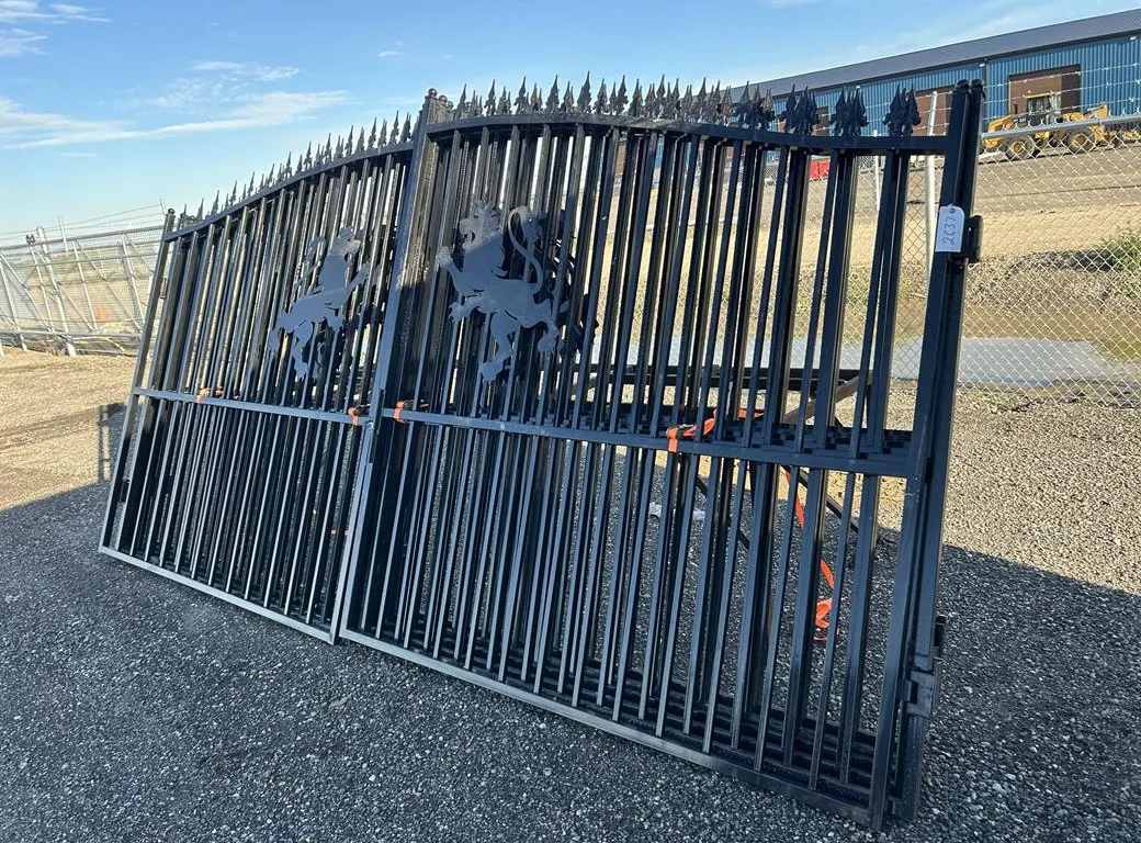 Bi-Parting Driveway Gate with Decorative Lion Crest