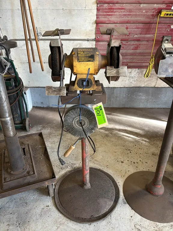 Dewalt 8" DW758 Heavy Duty Bench Grinder on Stand