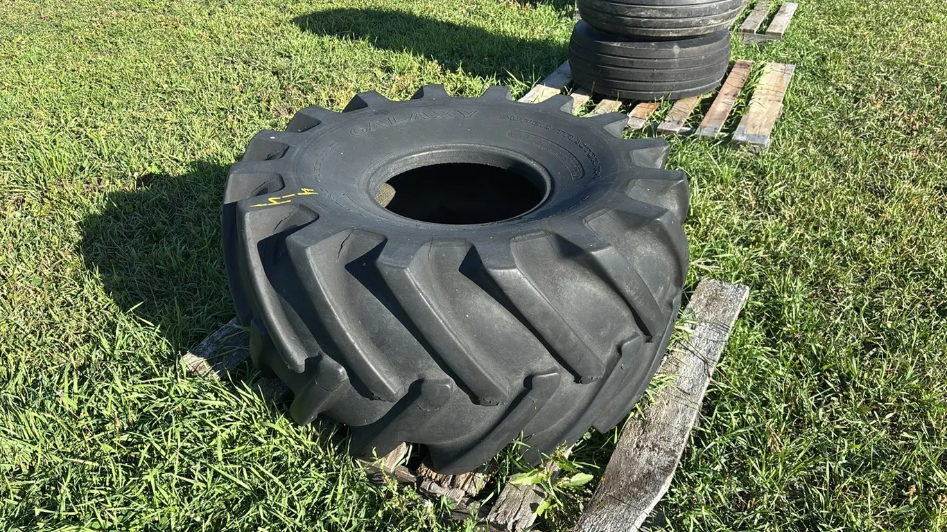 (1) Galaxy Super Tractor R-1 21.5L x 16.1 10 Ply Tire