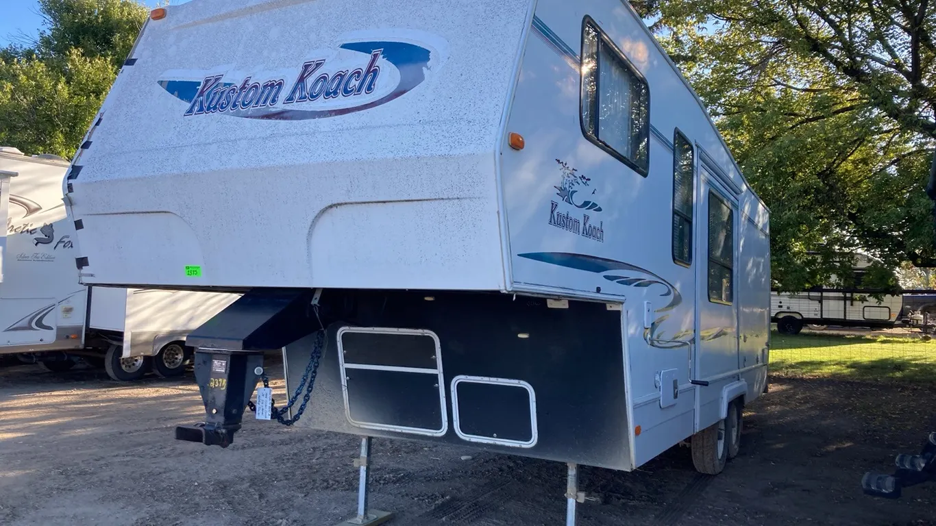 1998 Custom Coach KW257 28' Holiday Trailer VIN: 2TTKW2571XR990234