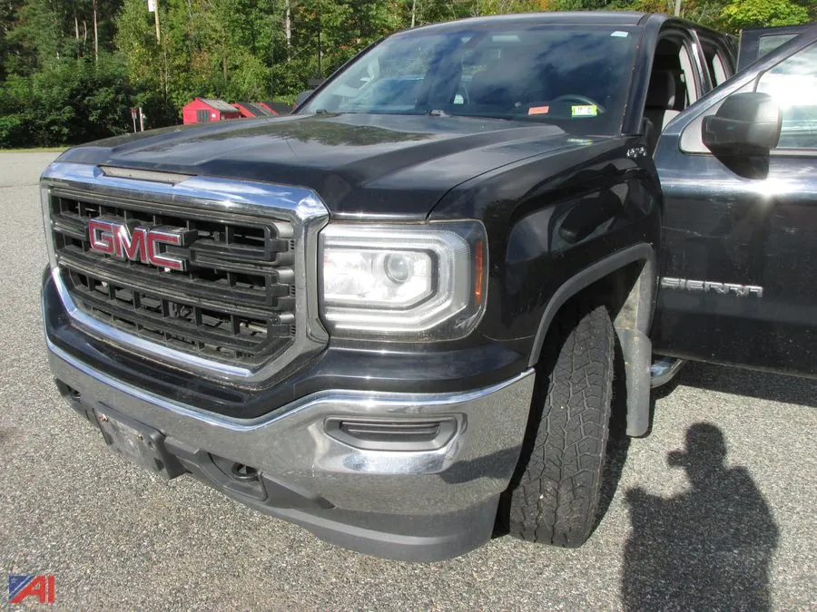 2017 GMC Sierra 1500 Pickup Truck with Cap