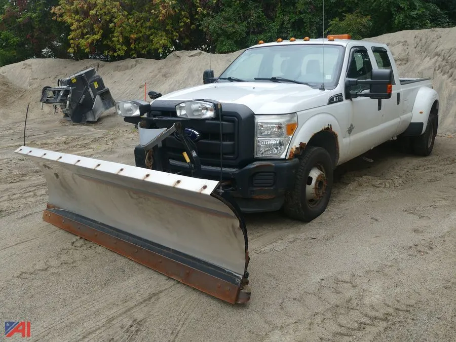 2013 Ford F-350 Super Duty Crew Cab Pickup Truck with Plow