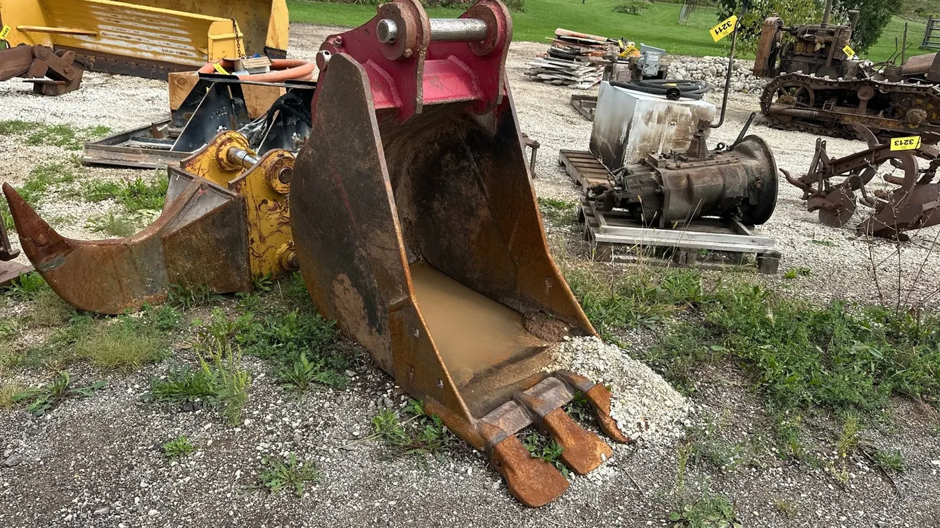 32" Toothed Excavator Bucket