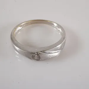 18k White Gold Ring w/Clear Stone