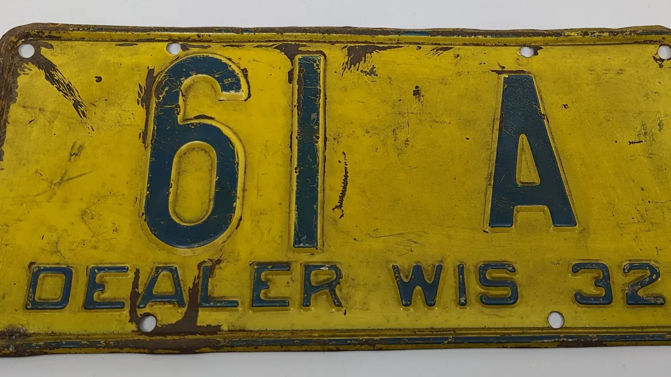 1932 WISCONSIN DEALER LICENSE PLATE LOW # 61 A
