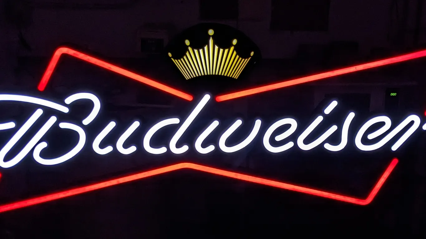 LARGE 6 FOOT LED LIGHTED SIGN BUDWEISER BEER