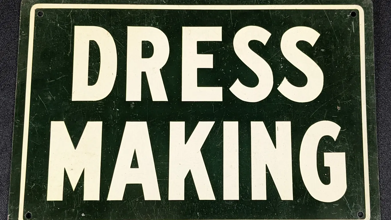 VINTAGE TIN SIGN DRESS MAKING