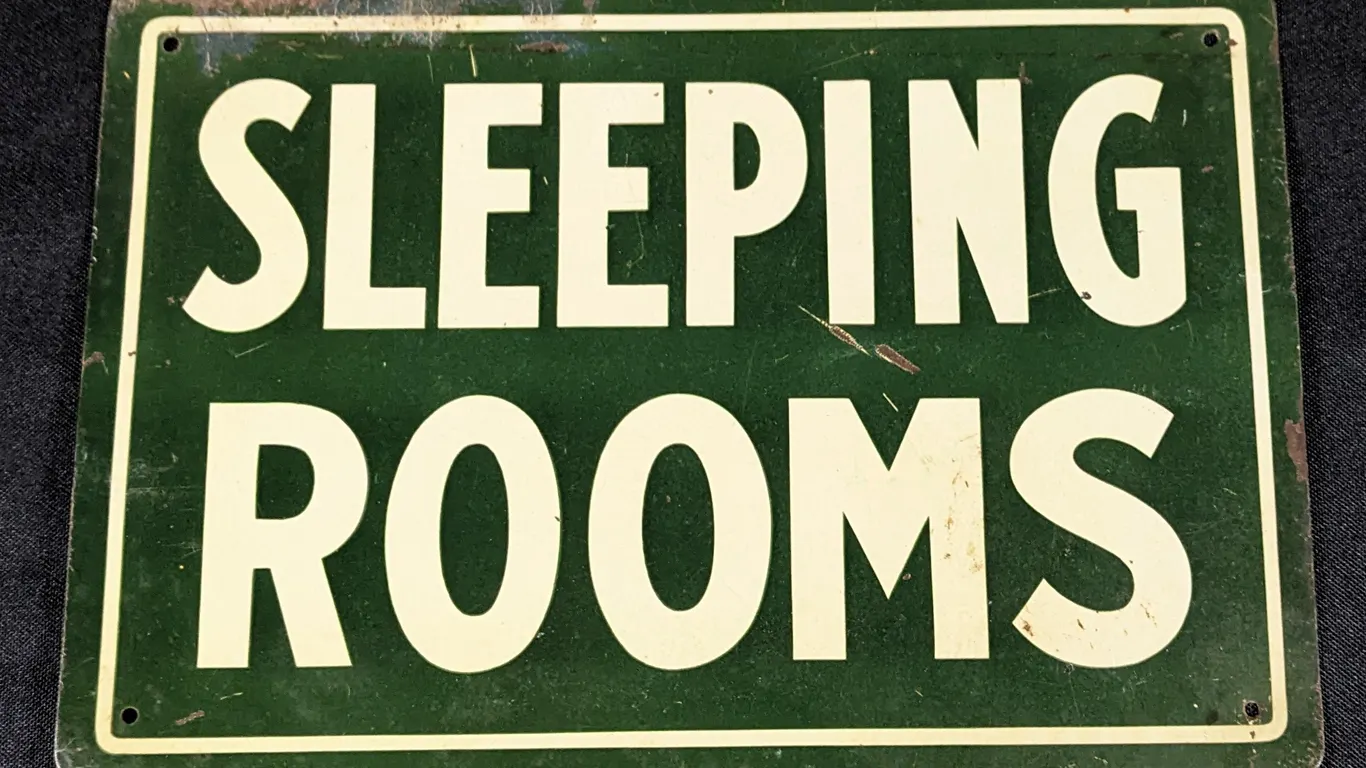 VINTAGE TIN SIGN SLEEPING ROOMS