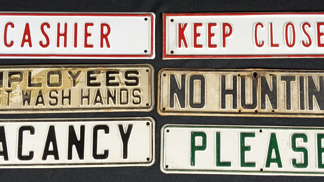 VINTAGE TIN SIGNS VACANCY-KEEP CLOSED-NO HUNTING-PLEASE-CASHIER-EMPLOYEES MUST WASH HANDS