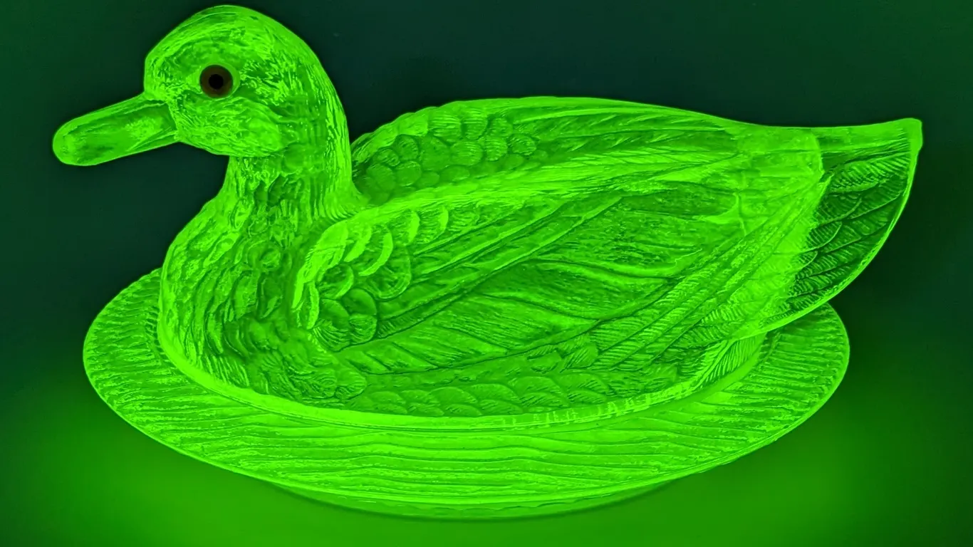 VINTAGE WESTMORELAND VASELINE GLASS HEN DUCK ON A NEST (URANIUM GLASS)