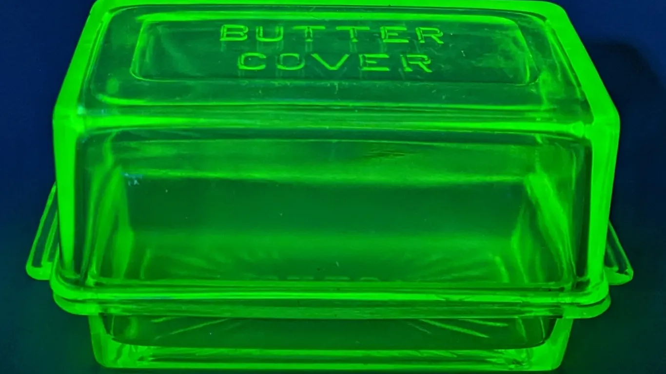 GREEN DEPRESSION GLASS COVERED BUTTER DISH (URANIUM GLASS)