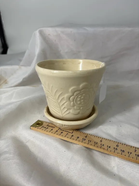 USA CREAM POTTERY PLANTER