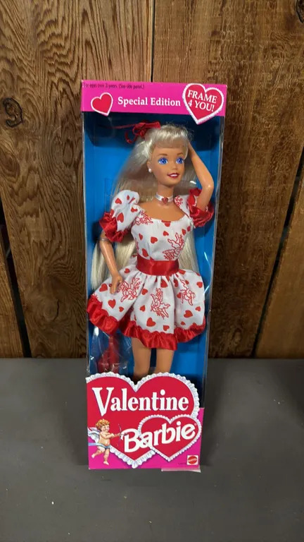 VINTAGE 1994 VALENTINE BARBIE *IN ORIGINAL BOX*