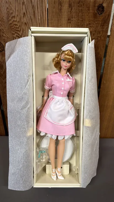 VTG. GOLD LABEL FASHION COLLECTION "THE WAITRESS" BARBIE W/GENUINE SILKSTONE BODY *IN ORIGINAL BOX*