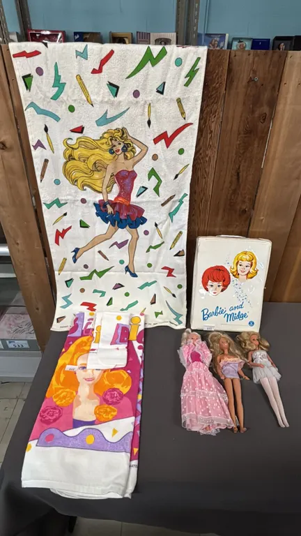 3 VINTAGE BARBIE DOLLS IN A VINTAGE VINYL BARBIE & MIDGE CARRYING CASE & BARBIE BATH TOWELS