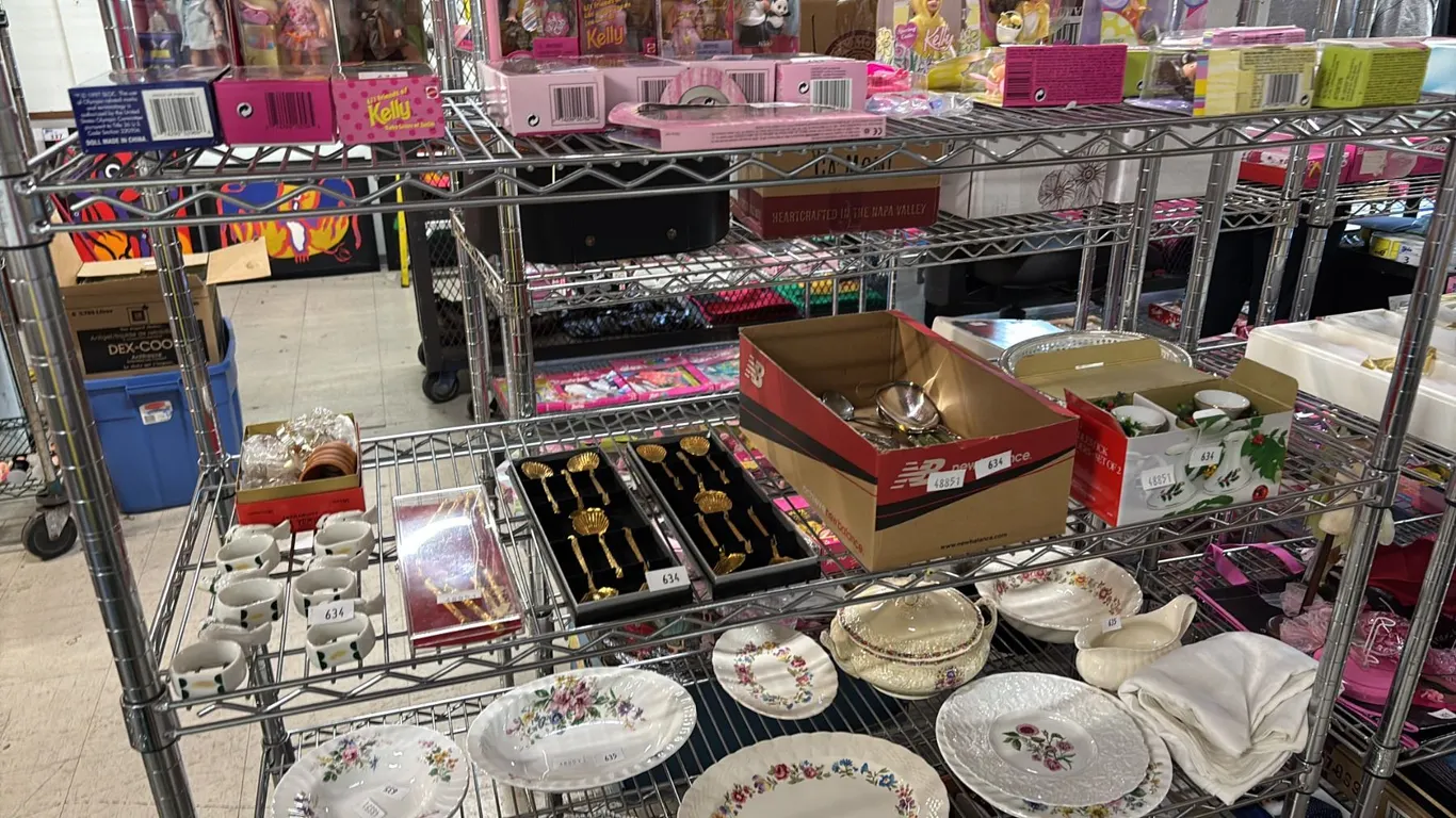 SHELF OF VTG SILVER PLATED FLATWARE, CONCH SHELL SHAPED SPOON SETS, CERAMIC NAPKIN HOLDERS & MORE