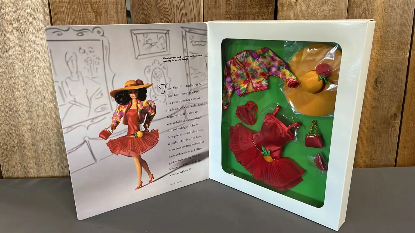 VINTAGE 1993 CLASSIQUE COLLECTION BARBIE FLOWER SHOWER FASHION SET *IN ORIGINAL BOX*