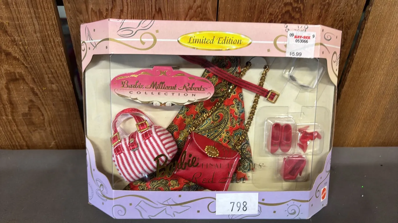 VINTAGE 1997 BARBIE FINAL TOUCHES RED HOT SET *IN ORIGINAL BOX*