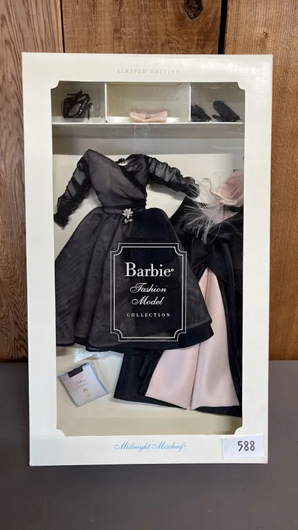 VINTAGE 2002 BARBIE FASHION MODEL COLLECTION "MIDNIGHT MISCHIEF" CLOTHING SET *IN ORIGINAL BOX*
