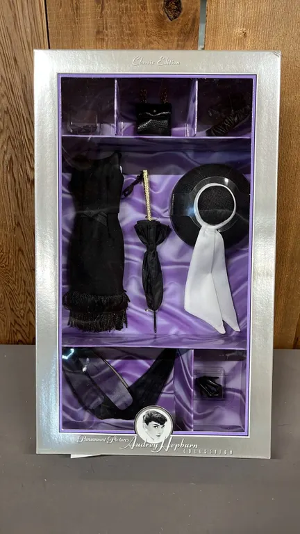 VINTAGE 1998 CLASSIC EDITION PARAMOUNT PICTURES AUDREY HEPBURN BARBIE FASHION SET *IN ORIGINAL BOX*