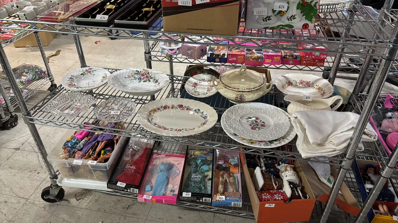 ASSORTED VINTAGE CHINA & GLASSWARE: CROWN DUCAL LIDDED SERVING DISH, ROYAL DOULTON ARKADIA & MORE