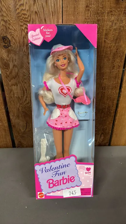 VINTAGE 1996 VALENTINE FUN BARBIE *IN ORIGINAL BOX*