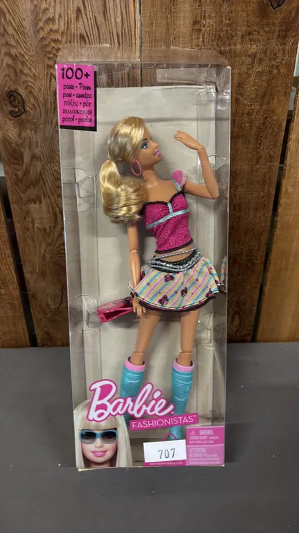 VINTAGE 2009 BARBIE FASHIONISTAS DOLL *IN ORIGINAL BOX*