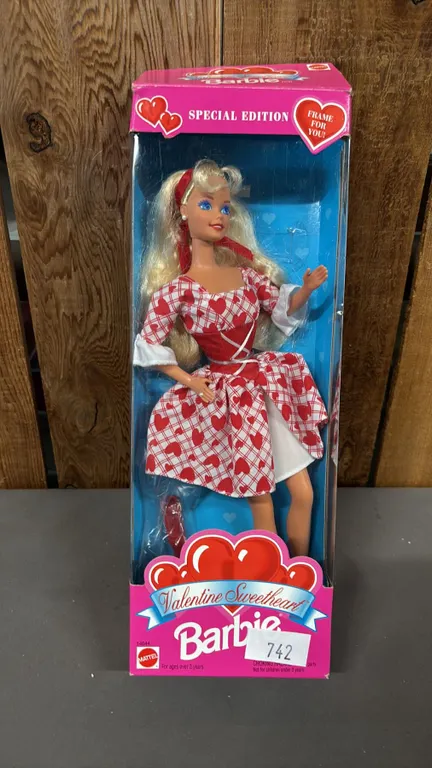 VINTAGE 1995 VALENTINE SWEETHEART BARBIE *IN ORIGINAL BOX*