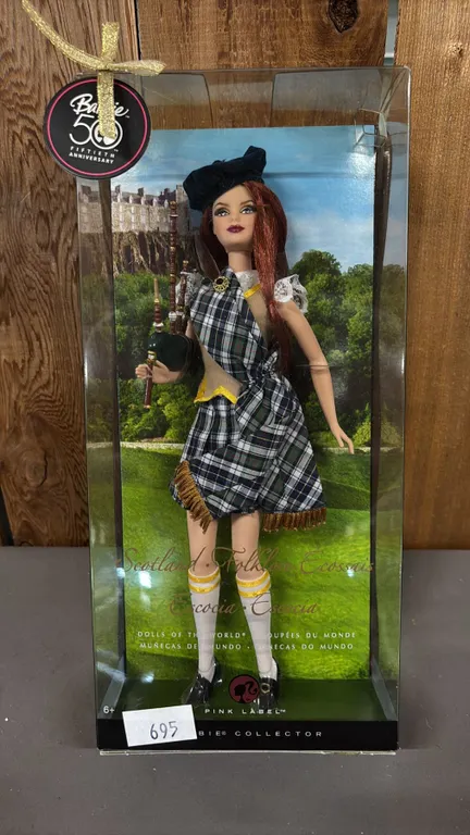VINTAGE PINK LABEL DOLLS OF THE WORLD SCOTLAND BARBIE *IN ORIGINAL BOX*