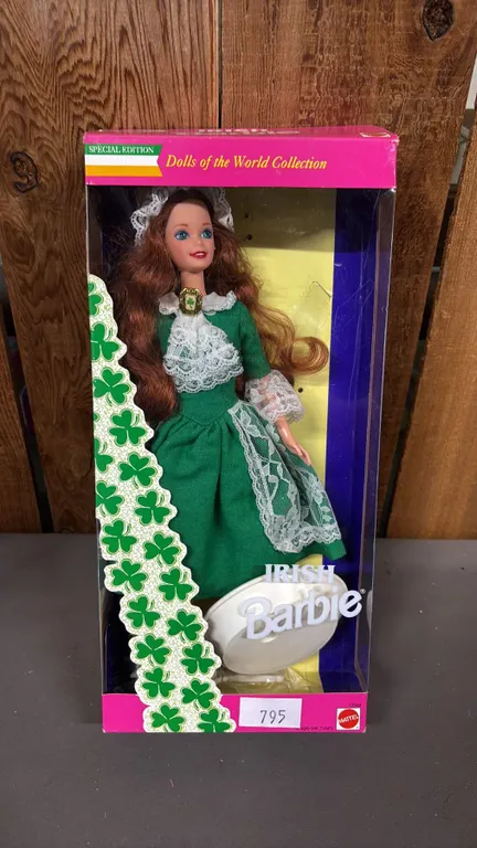 VINTAGE 1994 DOLLS OF THE WORLD COLLECTION IRISH BARBIE *IN ORIGINAL BOX*
