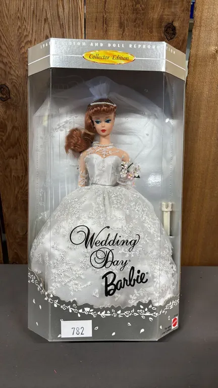 VINTAGE 1996 WEDDING DAY BARBIE 1961 FASHION & DOLL REPRODUCTION *IN ORIGINAL BOX*