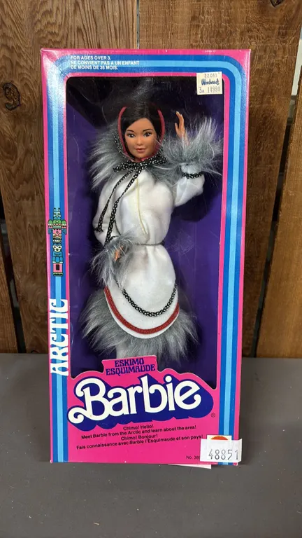 VINTAGE 1981 DOLLS OF THE WORLD COLLECTION ARCTIC ESKIMO BARBIE *IN ORIGINAL BOX*