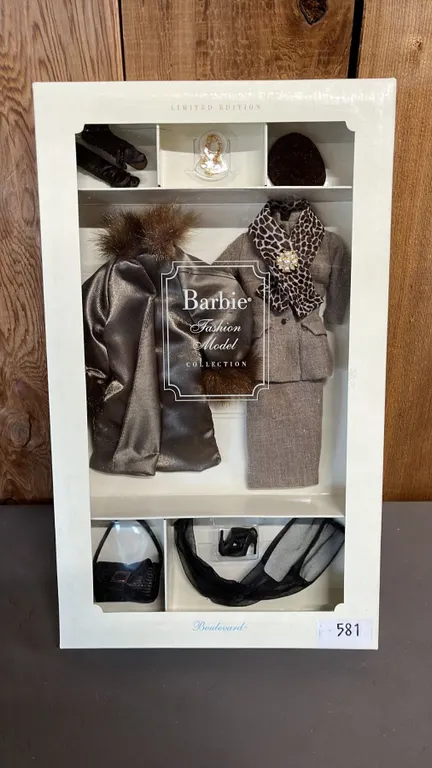 VINTAGE 2000 BARBIE FASHION MODEL COLLECTION "BOULEVARD" CLOTHING SET *IN ORIGINAL BOX*