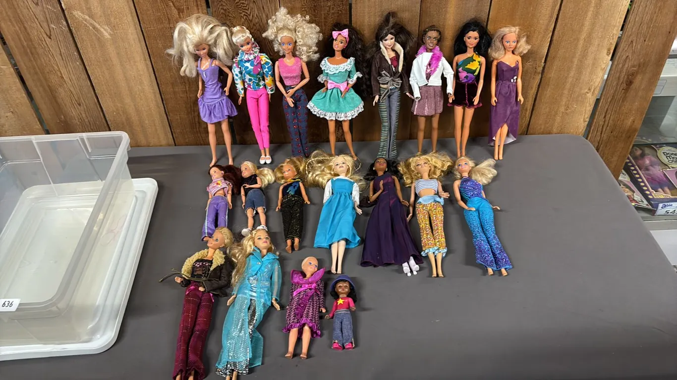 LIDDED TOTE OF ASSORTED VINTAGE BARBIE DOLLS