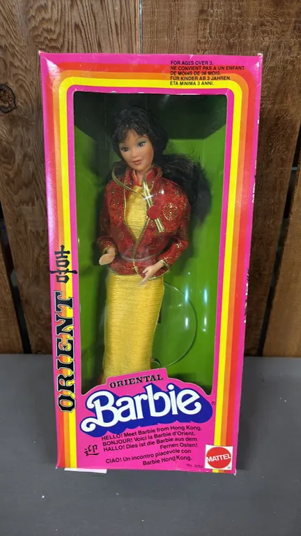 VINTAGE 1980 DOLLS OF THE WORLD ORIENTAL HONG KONG BARBIE *IN ORIGINAL BOX*