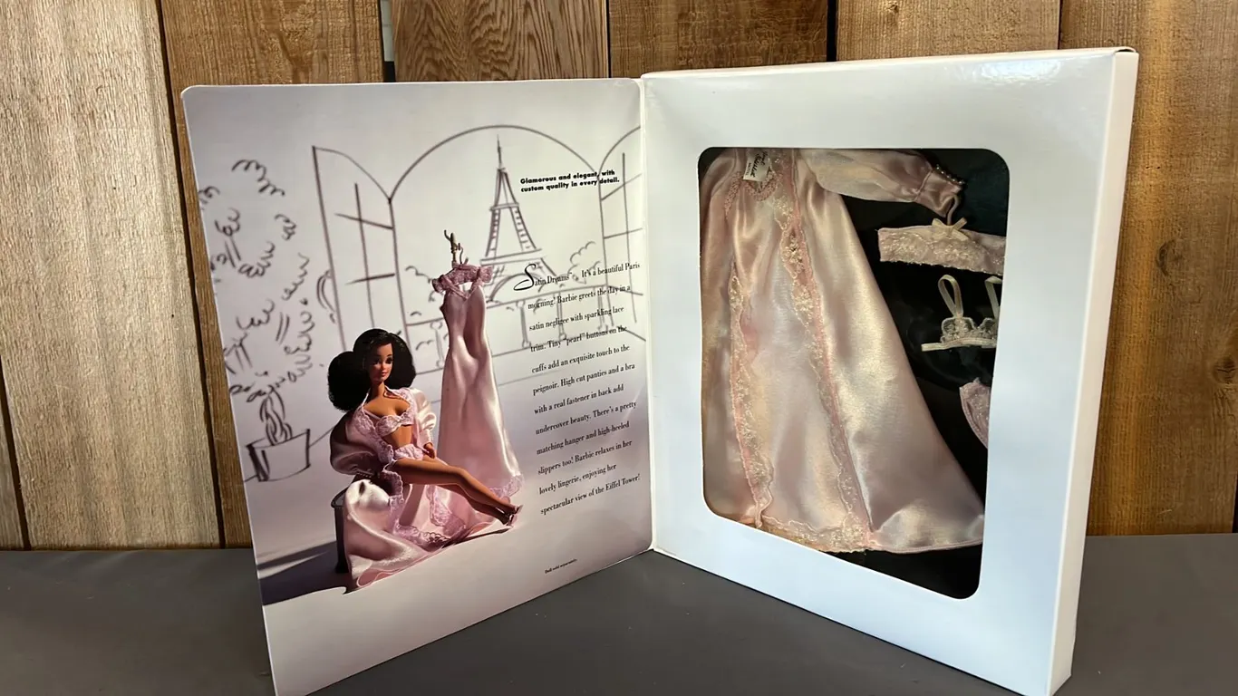 VINTAGE 1993 CLASSIQUE COLLECTIONS BARBIE SATIN DREAMS FASHION SET SIGNED JANET GOLDBLATT & WITH