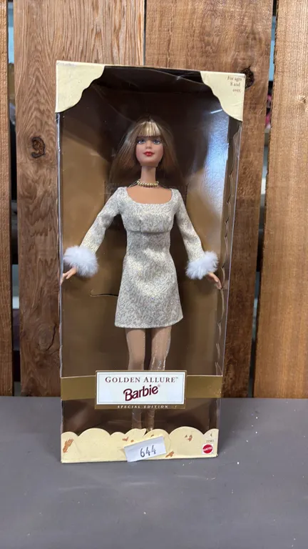 VINTAGE 1999 GOLDEN ALLURE BARBIE *IN ORIGINAL BOX*