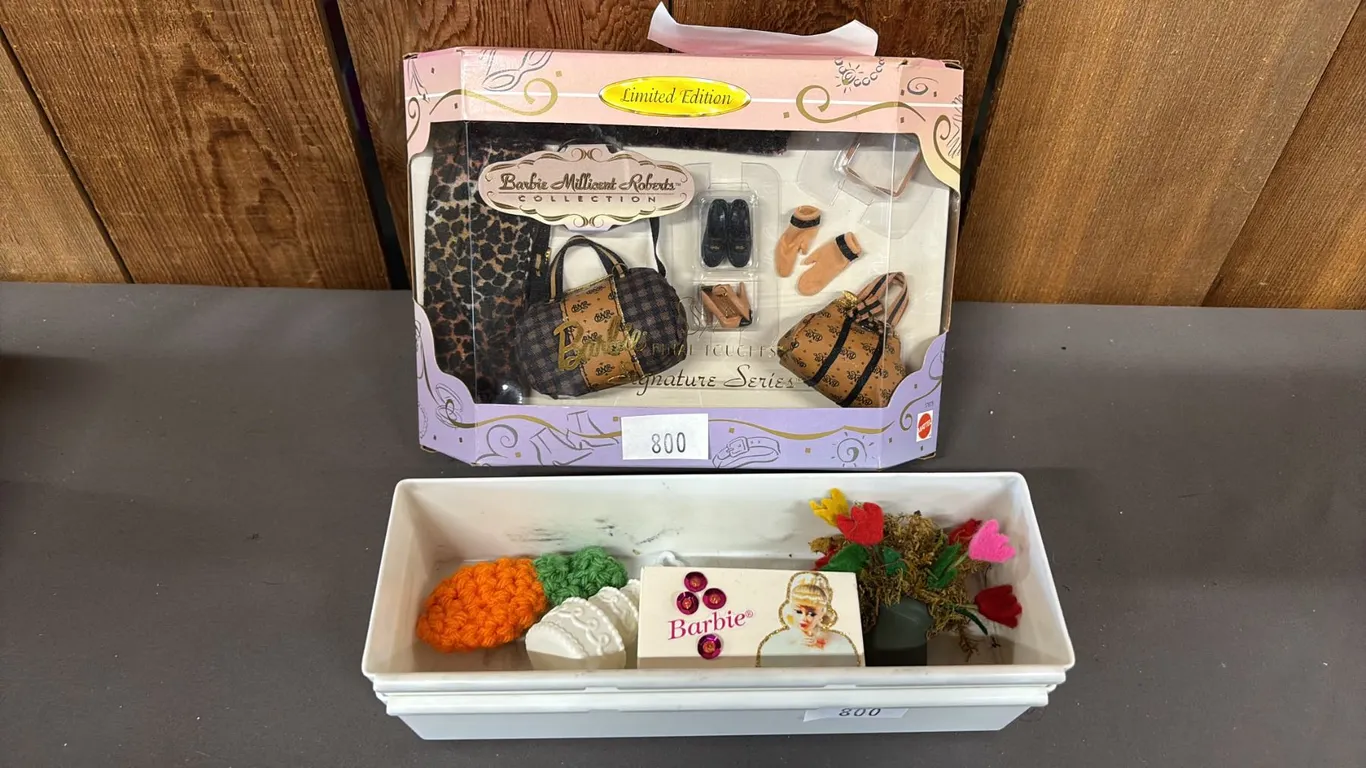 VINTAGE 1997 BARBIE FINAL TOUCHES SIGNATURE SERIES SET *IN ORIGINAL BOX* & SMALL TUB OF ACCESSORIES