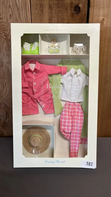 VINTAGE 2001 BARBIE FASHION MODEL COLLECTION "COUNTRY BOUND" CLOTHING SET *IN ORIGINAL BOX*