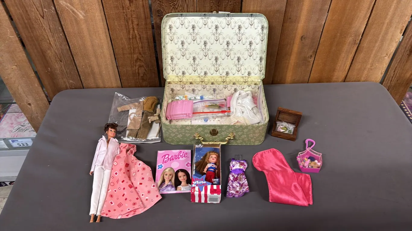 VINTAGE THERESA FASHION DOLL, KELLY DOLL & ASSORTED BARBIE CLOTHES IN LA BELLE MODE DOLL BRIEFCASE
