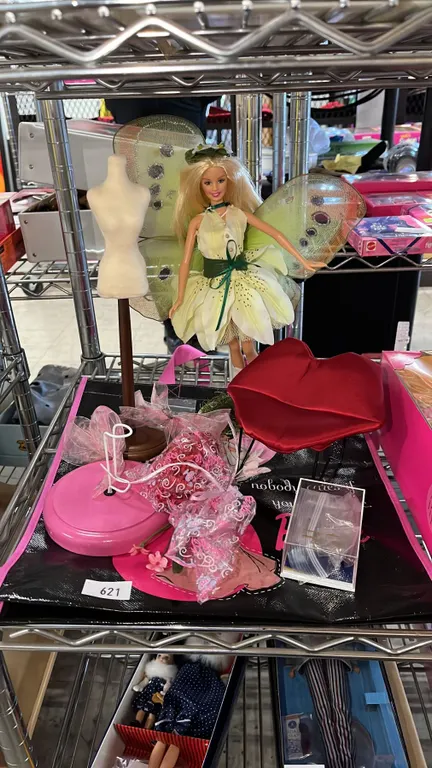 VINTAGE FAIRY BARBIE, REUSABLE BARBIE BAG, MINI DRESS FORM, MINI LIP-SHAPED CHAIR & MORE