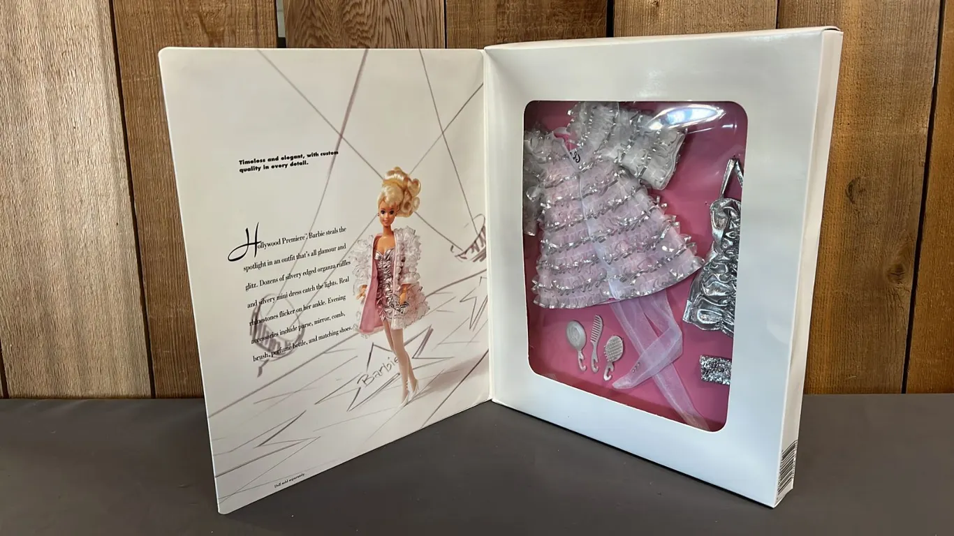 VINTAGE 1992 CLASSIQUE COLLECTION BARBIE HOLLYWOOD PREMIERE FASHION SET *IN ORIGINAL BOX*