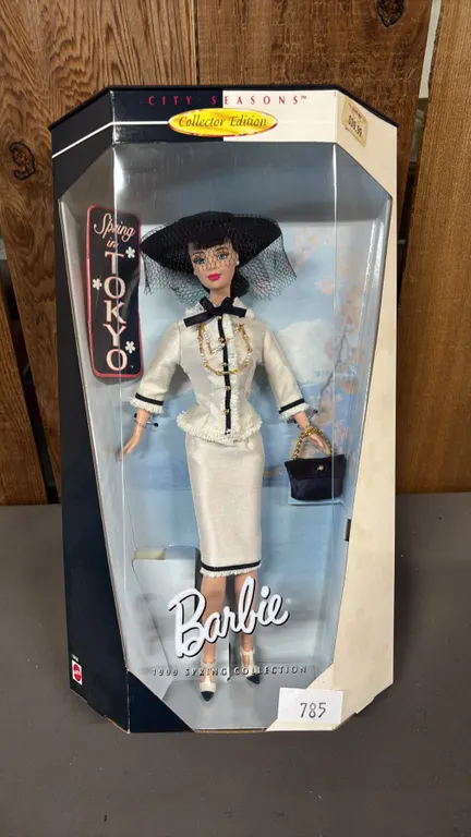 VINTAGE COLLECTOR EDITION CITY SEASONS 1999 SPRING TOKYO COLLECTION BARBIE *IN ORIGINAL BOX*