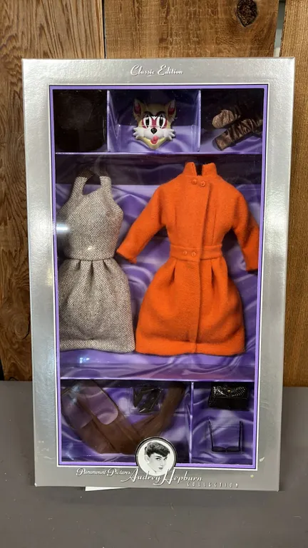VINTAGE 1998 CLASSIC EDITION PARAMOUNT PICTURES AUDREY HEPBURN BARBIE FASHION SET *IN ORIGINAL BOX*
