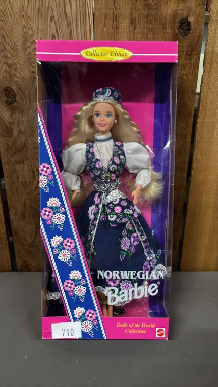 VINTAGE 1995 DOLLS OF THE WORLD NORWEGIAN BARBIE *IN ORIGINAL BOX*