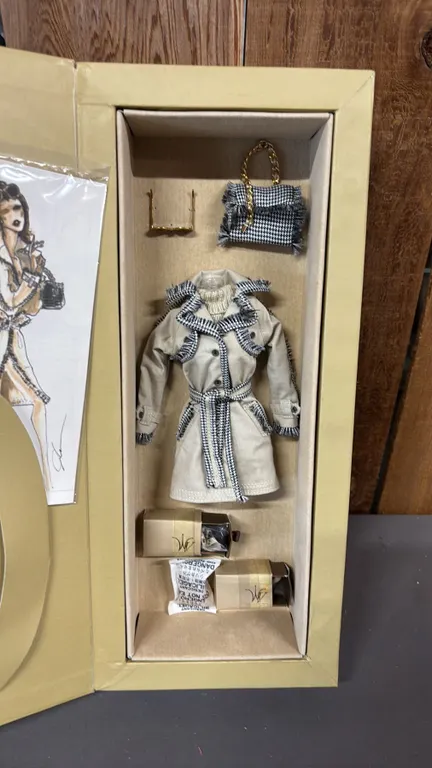 VINTAGE 2004 INTEGRITY TOYS FASHION ROYALITY "LIFE ON THE RUNWAY" TRAVEL WEAR SET *IN ORIGINAL BOX*
