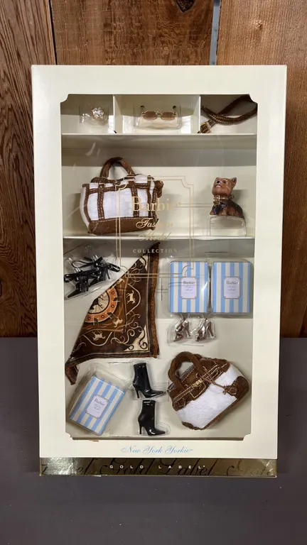 VINTAGE 2004 BARBIE FASHION MODEL COLLECTION GOLD LABEL "NEW YORK YORKIE" ACCESSORY SET *IN