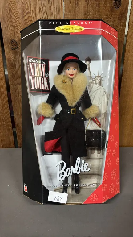 VINTAGE 1998 WINTER COLLECTION CITY SEASONS BARBIE *IN ORIGINAL BOX*