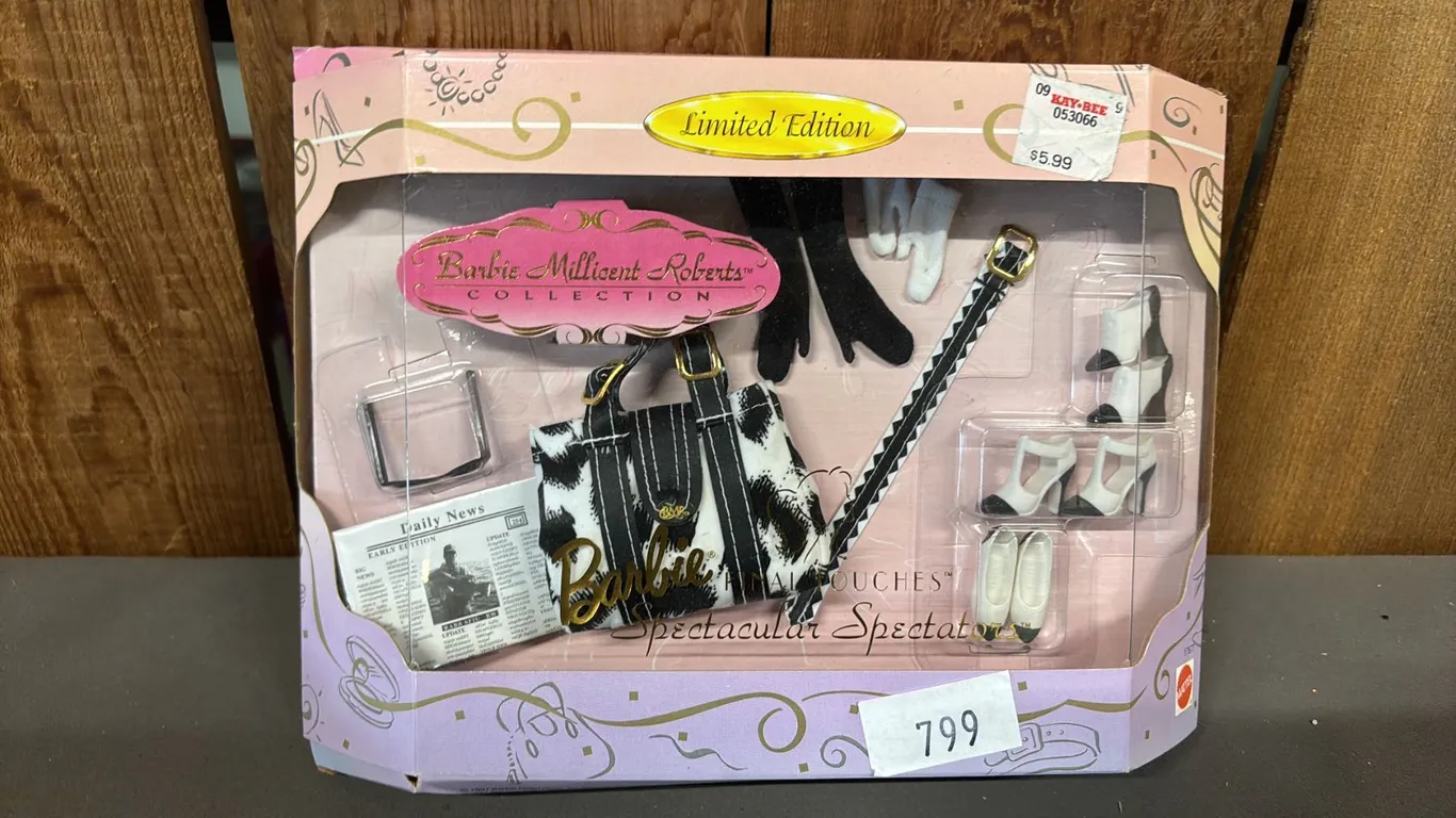 VINTAGE 1997 BARBIE FINAL TOUCHES SPECTACULAR SPECTATORS SET *IN ORIGINAL BOX*